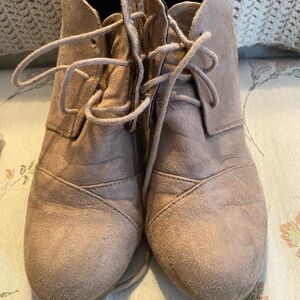 Dress boots   Tan size 9. Great shape   City classified